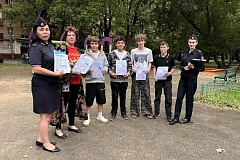 Сотрудники Госавтоинспекции Северного округа совместно с общественником при УВД по САО провели профилактическое мероприятие «Безопасный двор»